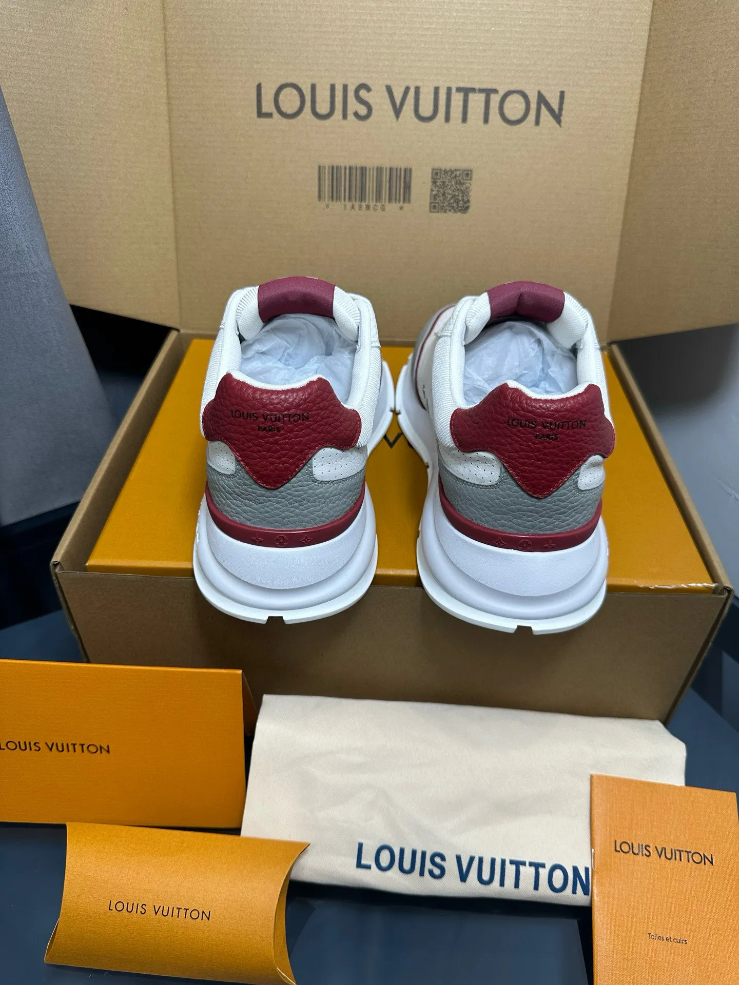 Factory price: 700💰🌈LV | Louis Vuitton 2025𝐬𝐬 🧡💚2025 spring and summer new style top version‼ ️The original version is the same. The counter focuses on the latest casual shoes and new hard goods🆕 ❥Purchasing agent level! Full of high-end feel! A popular model among bloggers at home and abroad, it’s retro and fashionable, and looks stunning on your feet! Wear a lot of happiness! The official website's main recommendation★ ━━━━━ ЅᏇєєt ━━━━━ ▪️Upper: Original custom-made imported calfskin fabric ▪️Inner: breathable gauze imported from Italy ▪️Outsole: rubber foam ➕t men's men's shoes 💰u high-end outsole ▪️Color: nine colors available ▪️Shoe size: 35-44, (45, 46 customized)